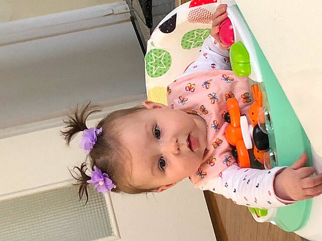 Deona a rejoint le concours — aidez-le/la à gagner de superbes lots ! baby, baby_products, baby_safety, baby_toddler_clothing, baby_toys, cheek, child, comfort, fun, happy, infant_bed, pattern, person, pink, room, toddler