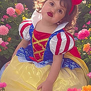 Angélina participe au concours pour gagner de l'argent avec cette photo : child, girl, costume, snow_white, dress, flowers, garden, sunlight, pucker, headband, red_bow, curly_hair, nature, outdoor, colorful, smile, portrait, playful, cute, fairy_tale