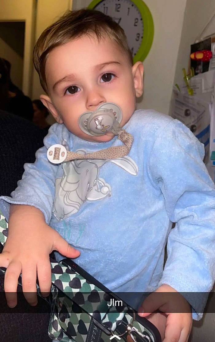 José participe au concours pour gagner de l'argent avec cette photo : baby, baby_products, baby_toddler_clothing, beard, cheek, chest, child, eyelash, facial_hair, fun, happy, moustache, nose, pattern, person, play, room, sitting, sleeve, t_shirt