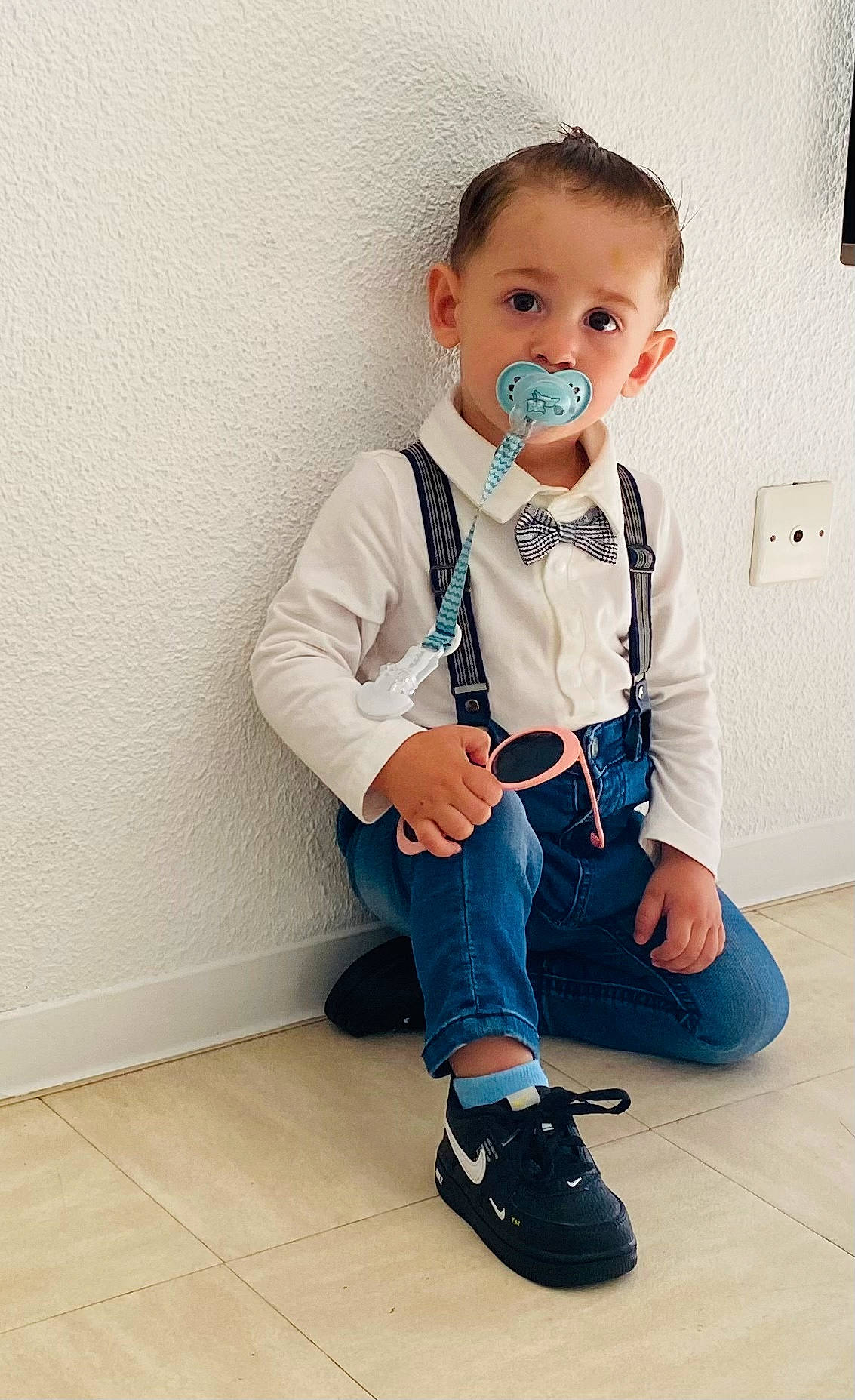 José participe au concours pour gagner de l'argent avec cette photo : baby, baby_products, baby_toddler_clothing, child, denim, dress, electric_blue, flooring, human_leg, knee, outdoor_shoe, pattern, person, personal_protective_equipment, sitting, sleeve, sportswear, standing, t_shirt, toddler