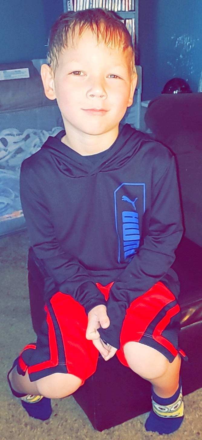 Kasen is registered to the contest to win money with this photo: blue, cool, facial_expression, flash_photography, fun, hairstyle, happy, joint, knee, neck, organ, person, product, red, shorts, skin, sleeve, smile, sportswear, t_shirt