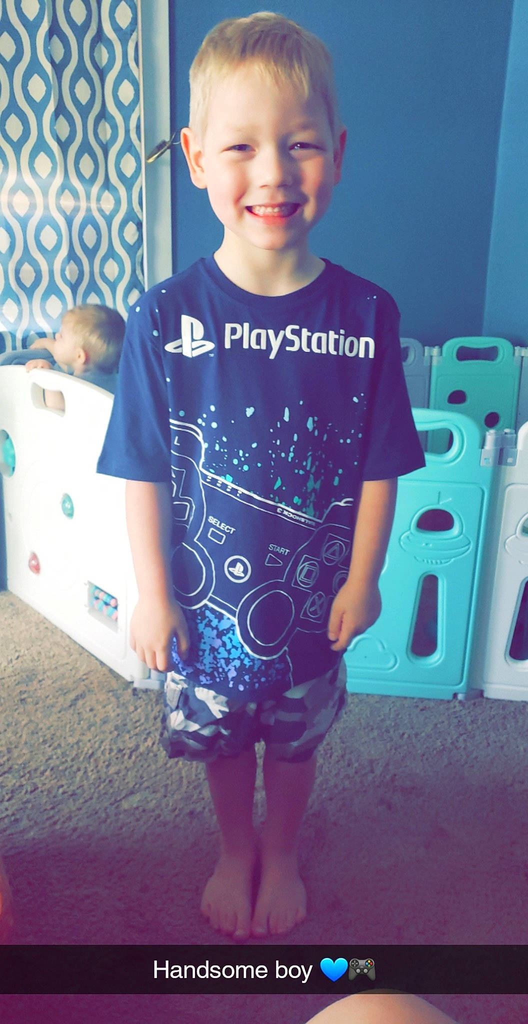 Kasen is registered to the contest to win money with this photo: azure, blue, cool, electric_blue, fun, hairstyle, happy, iris, joint, joy, organ, people, person, shoulder, sleeve, smile, standing, t_shirt, toddler, trunk