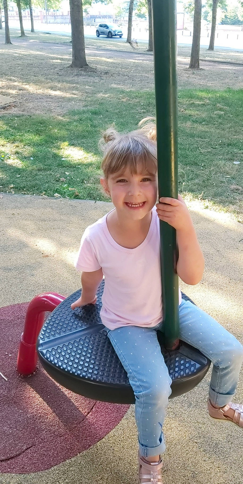 Younna participe au concours pour gagner de l'argent avec cette photo : bumper, child, clothing, electric_blue, face, facial_expression, fun, grass, happy, joy, knee, leisure, outdoor_play_equipment, person, plant, recreation, smile, sneakers, t_shirt, tints_and_shades