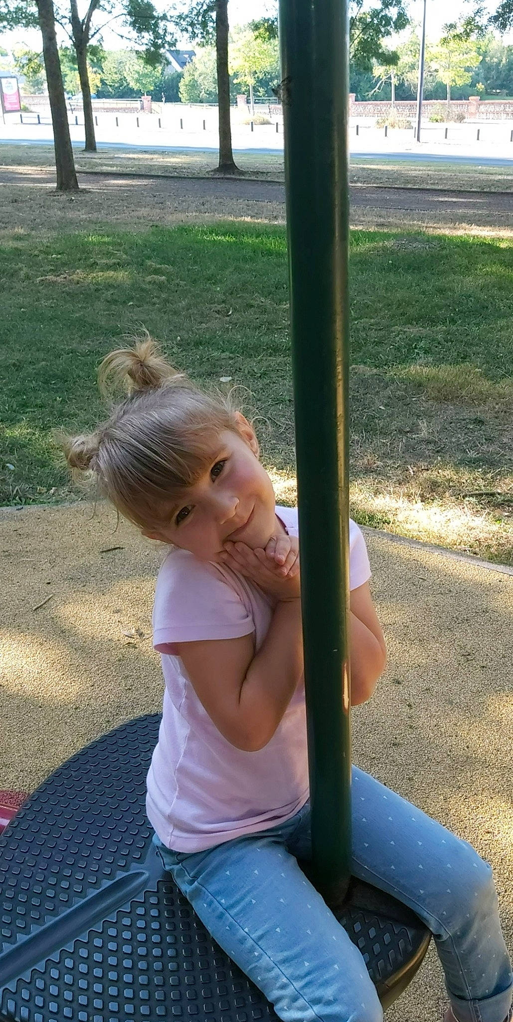 Younna a rejoint le concours — aidez-le/la à gagner de superbes lots ! elbow, fun, grass, hair, hairstyle, happy, joy, leisure, outdoor_play_equipment, person, public_space, recreation, shade, shorts, sitting, smile, snapshot, summer, swing, t_shirt