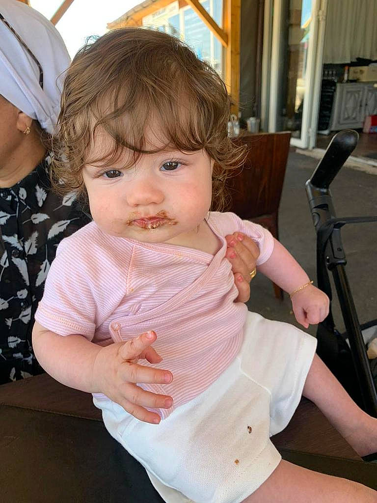 Nour a rejoint le concours — aidez-le/la à gagner de superbes lots ! baby, baby_products, baby_toddler_clothing, blond, cheek, child, chin, fun, gesture, happy, leisure, lip, person, shoulder, sitting, skin, sleeve, standing, thumb, toddler