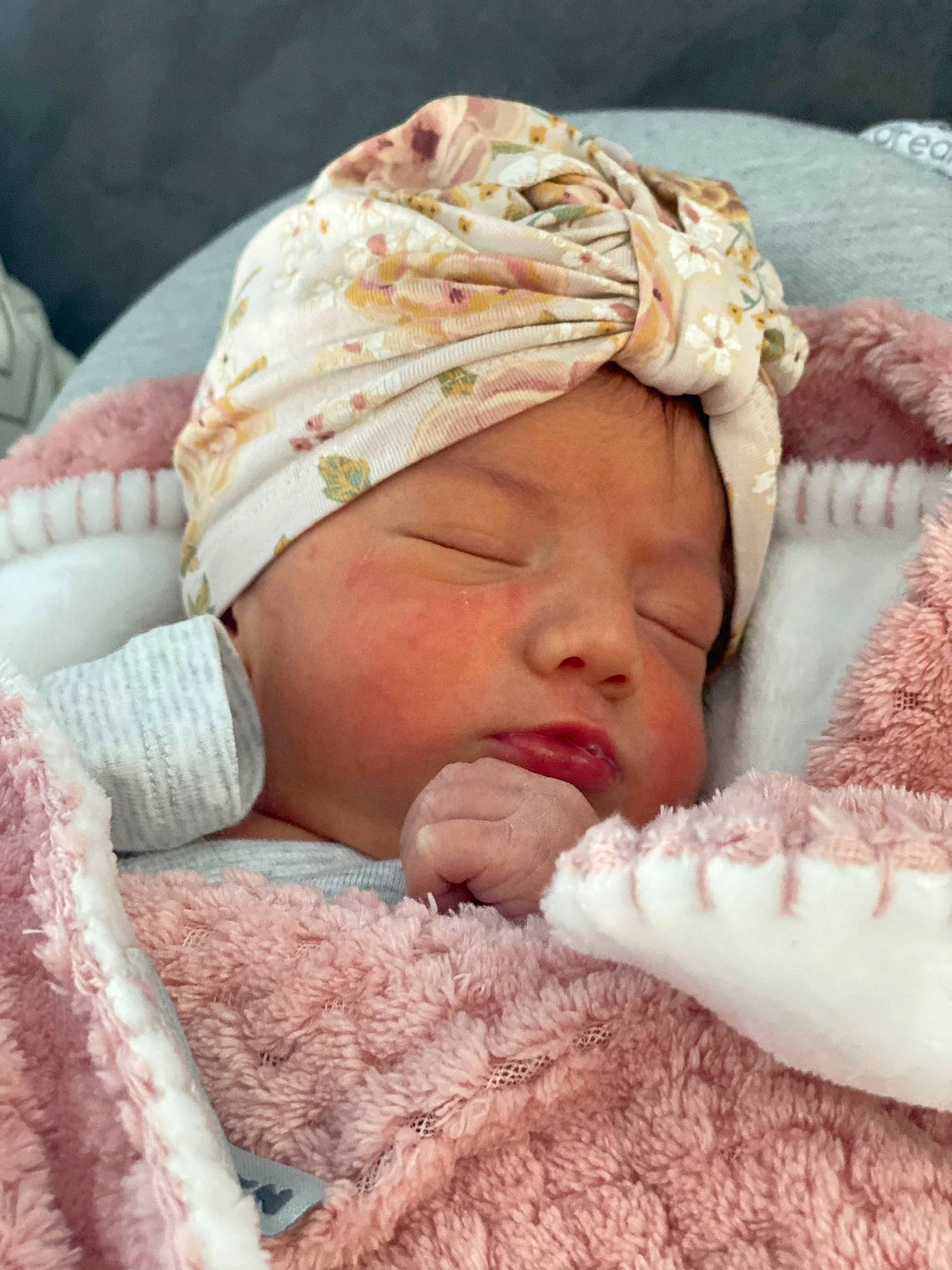 Nour a rejoint le concours — aidez-le/la à gagner de superbes lots ! baby, baby_sleeping, beauty, cap, cheek, child, comfort, eye, eyelash, face, fur, headgear, headwear, knit_cap, linens, lip, nose, person, pink, skin