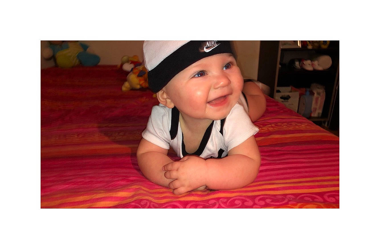 Shayana participe au concours pour gagner de l'argent avec cette photo : baby, beanie, cap, cheek, child, hand, happy, head, headgear, headwear, joy, laugh, person, photography, smile, toddler