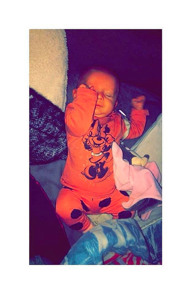 Tyana a rejoint le concours — aidez-le/la à gagner de superbes lots ! baby, blurred, child, electric_blue, fictional_character, flesh, font, gesture, glasses, happy, magenta, person, personal_protective_equipment, pink, purple, room, selfie, sitting, sleeve, t_shirt