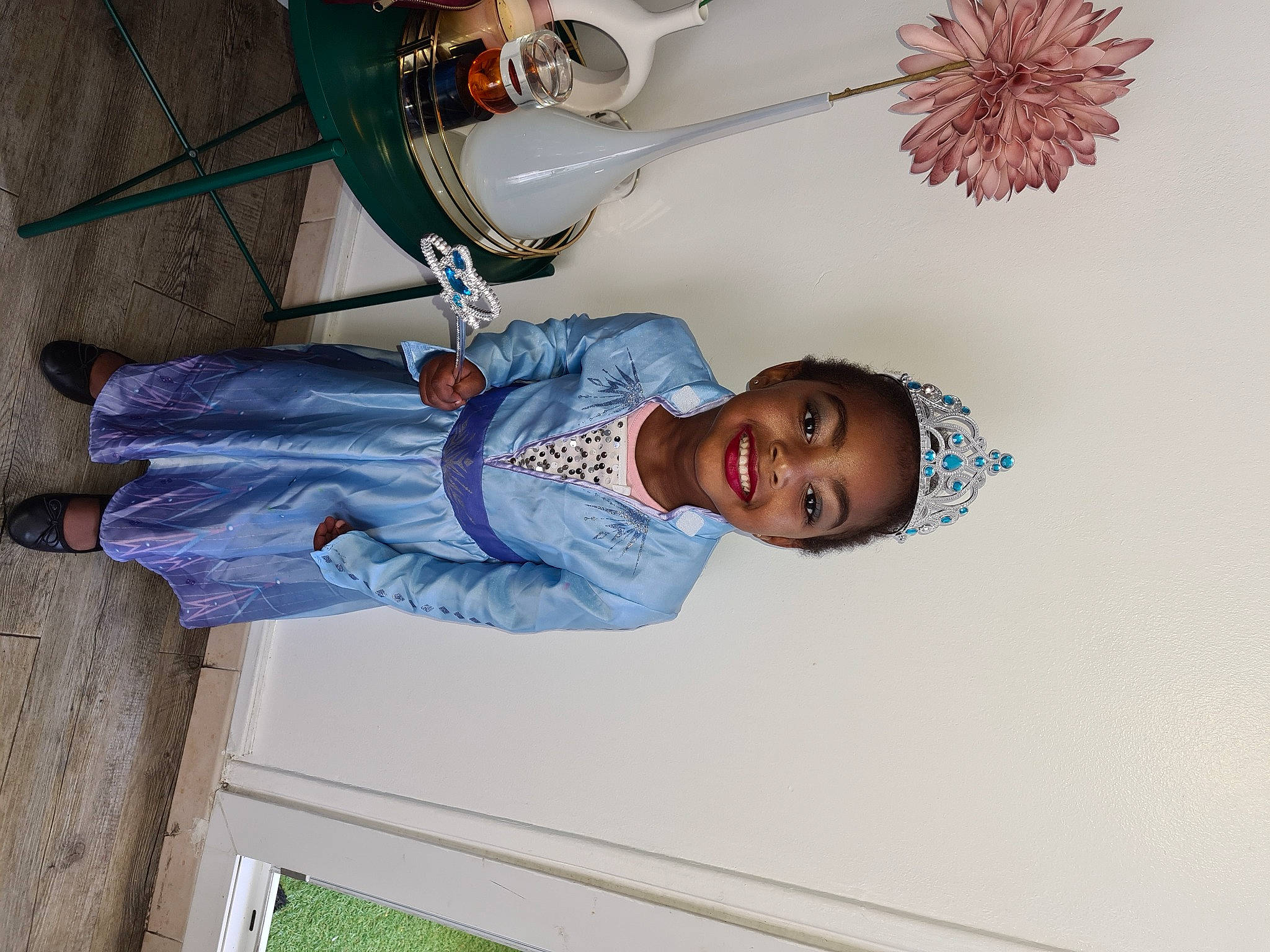 Amir Naya participe au concours pour gagner de l'argent avec cette photo : ceiling, electric_blue, eyewear, fashion_accessory, fun, happy, jewellery, joy, leisure, organ, person, plant, smile, tire, wheel