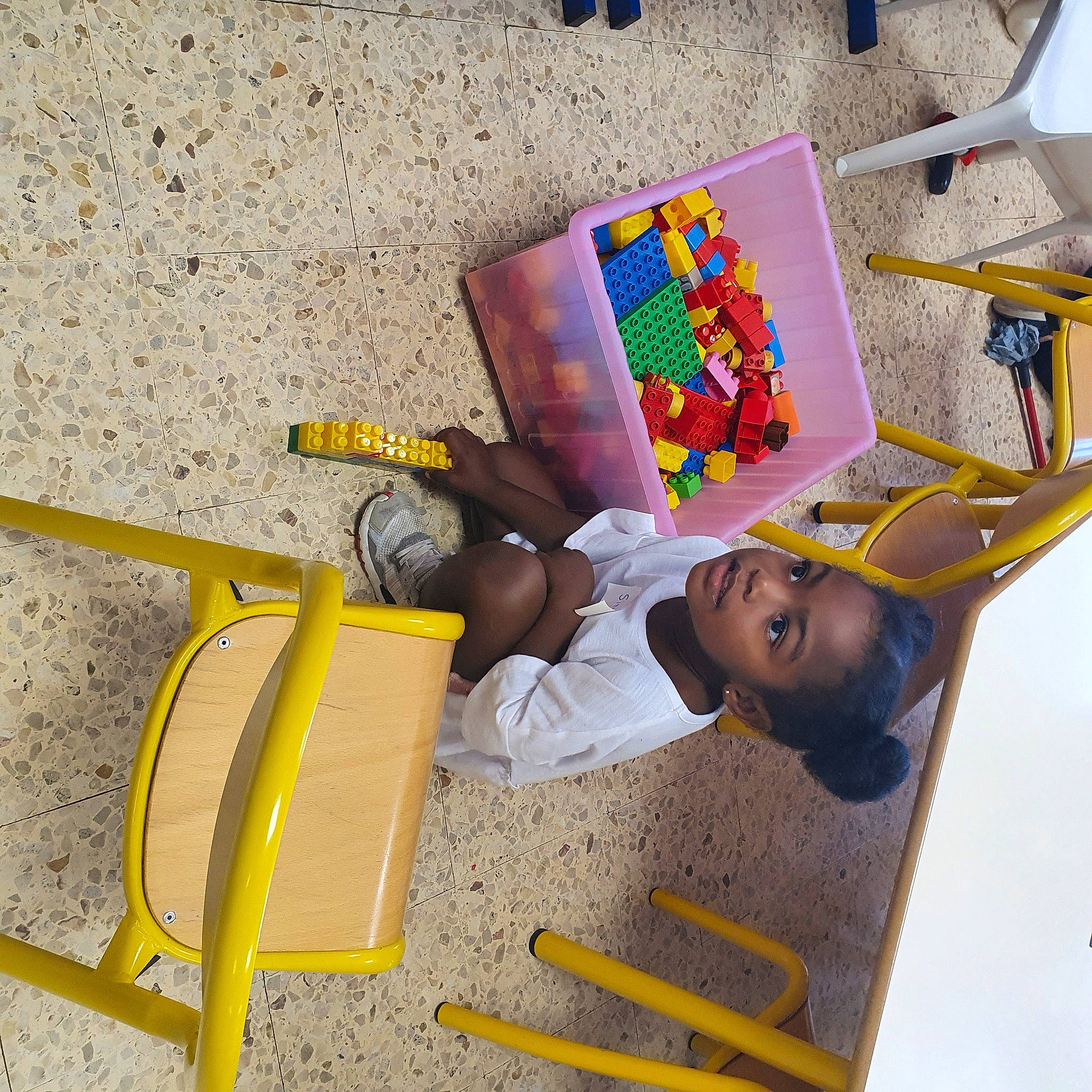 Amir Naya a rejoint le concours — aidez-le/la à gagner de superbes lots ! art, artist, chair, child, city, fun, leisure, outdoor_play_equipment, paint, person, play, recreation, soil, tire, toddler, toy, visual_arts, wheel, yellow