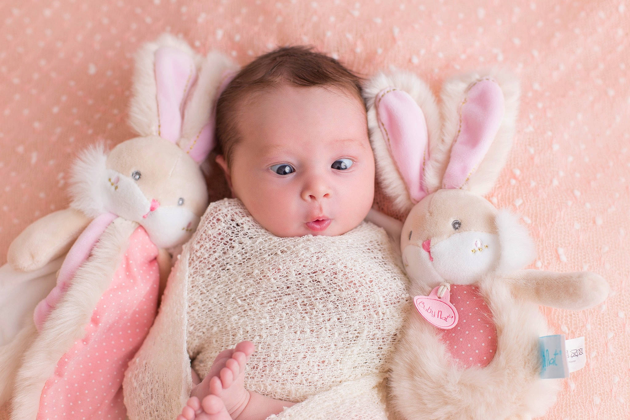 Lalie a rejoint le concours — aidez-le/la à gagner de superbes lots ! baby, brown_hair, cheek, child, ear, eye, face, finger, hand, head, nose, organ, person, pink, skin, stuffed_toy, textile, toddler