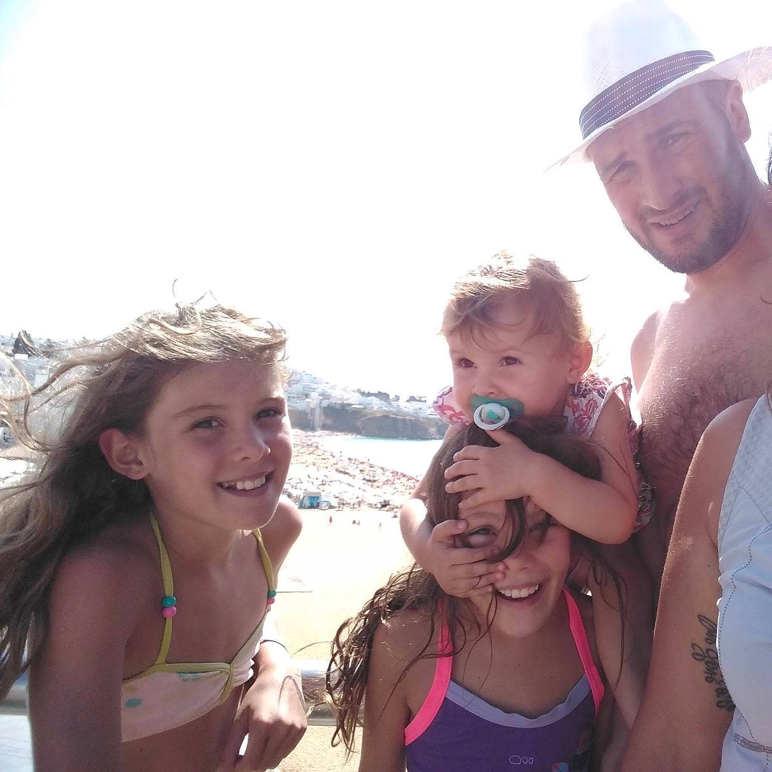 Lola a rejoint le concours — aidez-le/la à gagner de superbes lots ! beach, child, daughter, event, family, fun, happy, headwear, joy, leisure, people, person, photography, selfie, smile, spring_break, summer, vacation