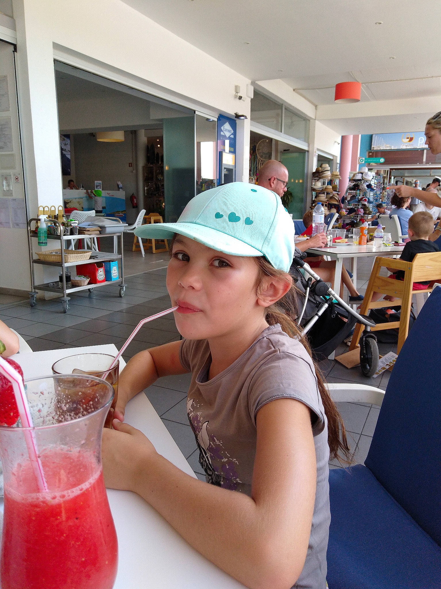 Lilou participe au concours pour gagner de l'argent avec cette photo : drink, headwear, person, vacation