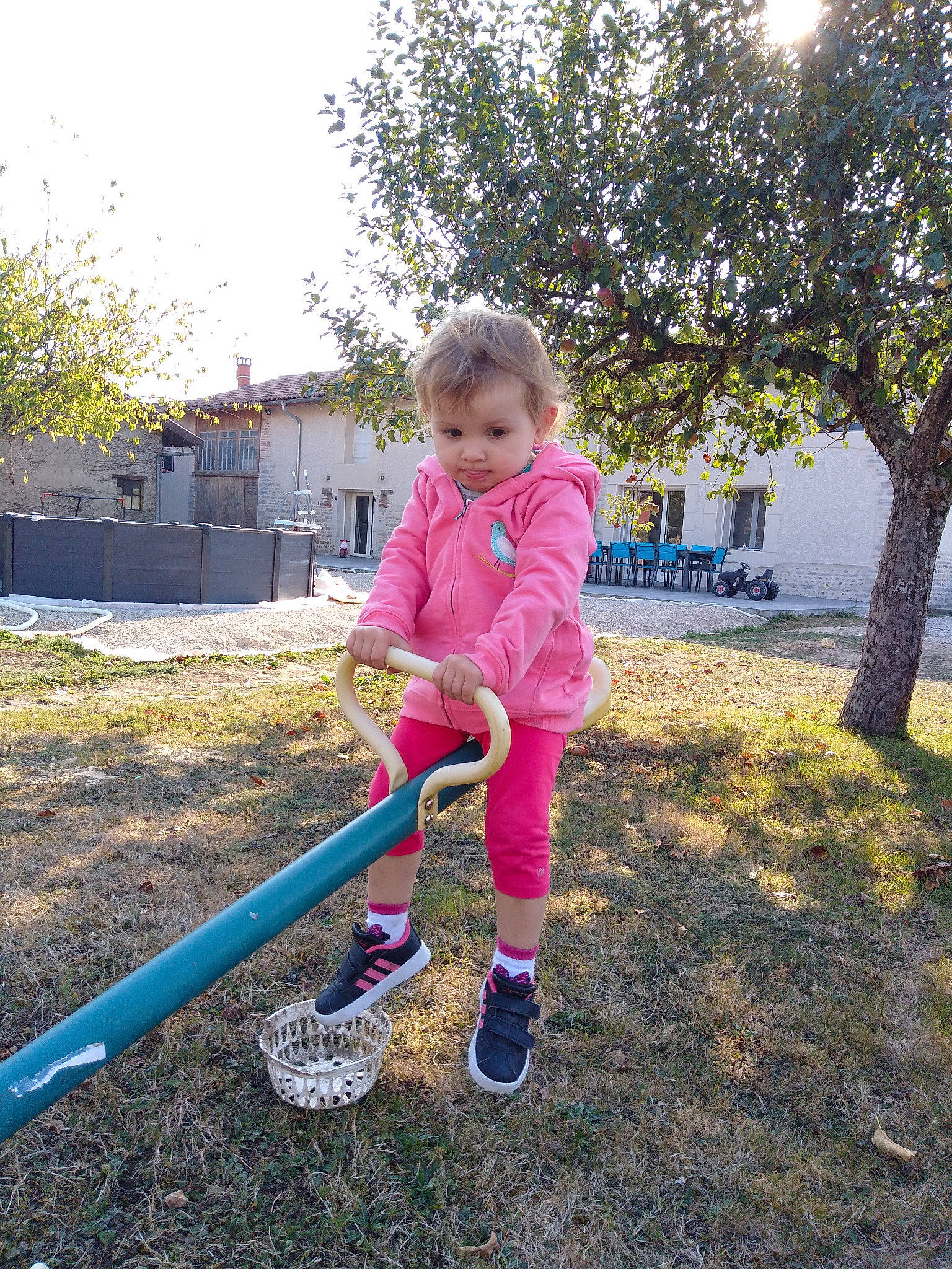 Loïs participe au concours pour gagner de l'argent avec cette photo : child, fun, outdoor_play_equipment, person, pink, play, playground, public_space, recreation, smile, toddler, tree