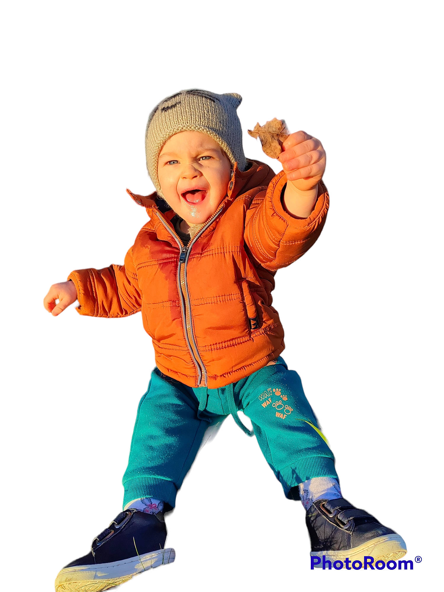 Enoha a rejoint le concours — aidez-le/la à gagner de superbes lots ! arm, baby, baby_toddler_clothing, child, electric_blue, eye, finger, fun, gesture, happy, headwear, human_body, outerwear, people_in_nature, person, playing_in_the_snow, playing_with_kids, sleeve, smile, thumb