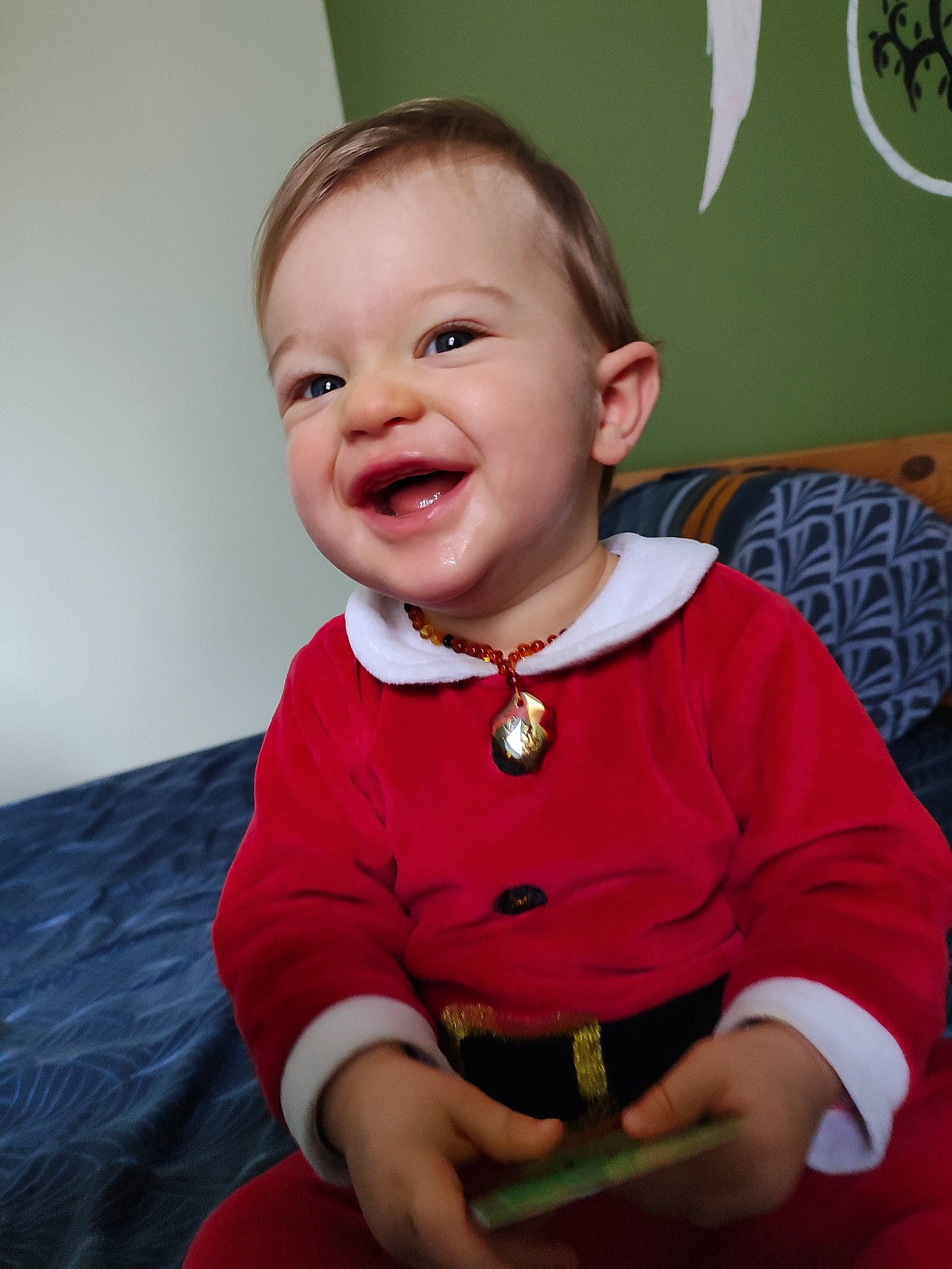 Enoha participe au concours pour gagner de l'argent avec cette photo : baby, baby_toddler_clothing, cheek, child, dress, event, fun, happy, humour, laugh, pattern, person, portrait_photography, room, sitting, sleeve, smile, t_shirt, toddler