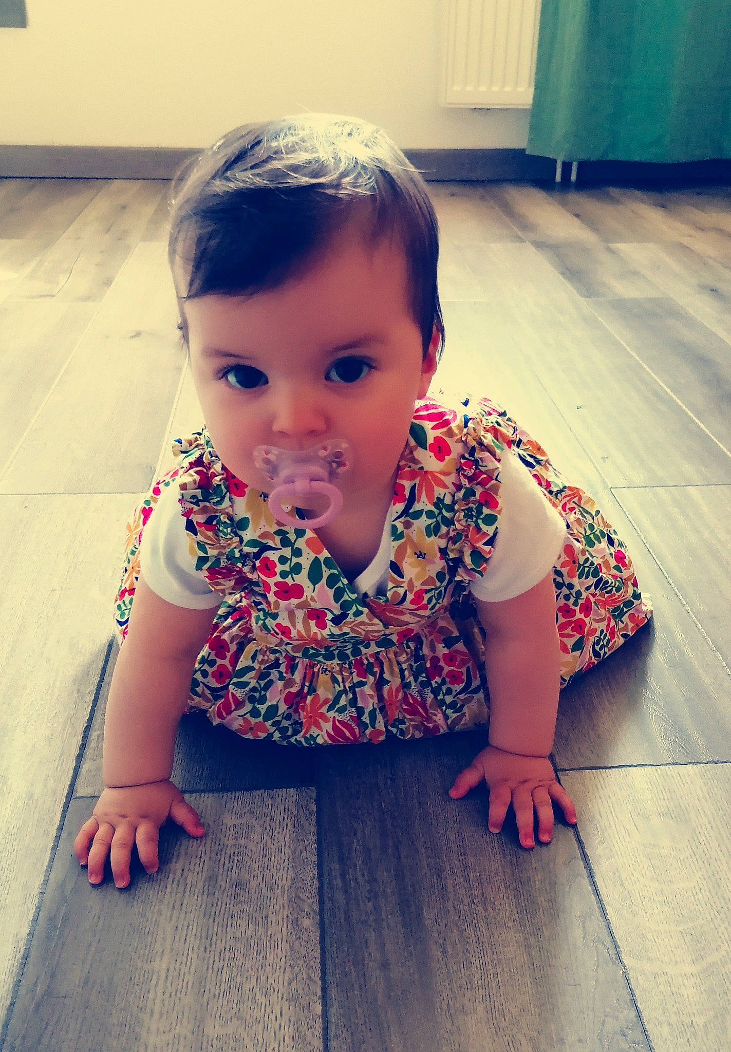 Liana a rejoint le concours — aidez-le/la à gagner de superbes lots ! arm, baby_toddler_clothing, blue, chin, finger, flash_photography, flooring, hairstyle, happy, iris, joint, mammal, mouth, neck, person, shoulder, skin, sleeve, vertebrate, wood