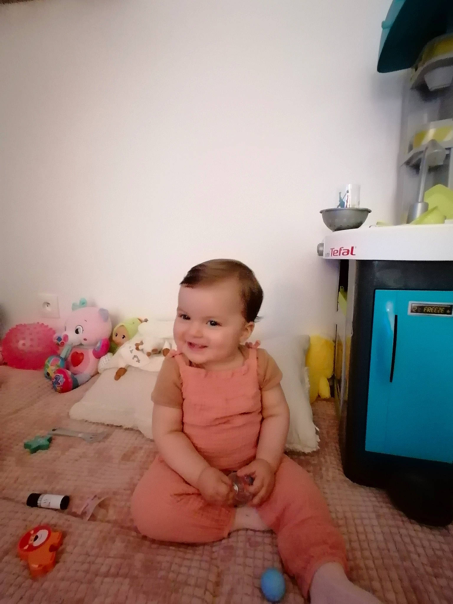 Liana a rejoint le concours — aidez-le/la à gagner de superbes lots ! baby, barefoot, cabinetry, child, drawer, floor, flooring, foot, fun, happy, hardwood, home_appliance, human_leg, joy, person, pink, play, room, sitting, smile