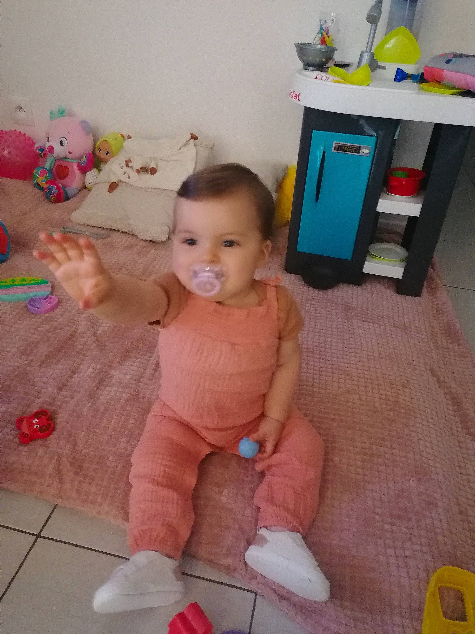 Liana participe au concours pour gagner de l'argent avec cette photo : baby, baby_products, baby_toddler_clothing, baby_toys, child, drawer, floor, flooring, foot, human_leg, knee, person, play, product, room, smile, thigh, thumb, toddler, toy