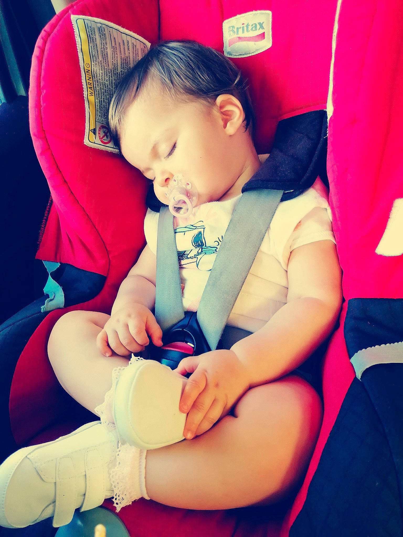 Liana participe au concours pour gagner de l'argent avec cette photo : arm, baby, baby_toddler_clothing, blue, comfort, cool, facial_expression, finger, gesture, hairstyle, hand, happy, human, interaction, lap, person, red, skin, sleeve, thigh