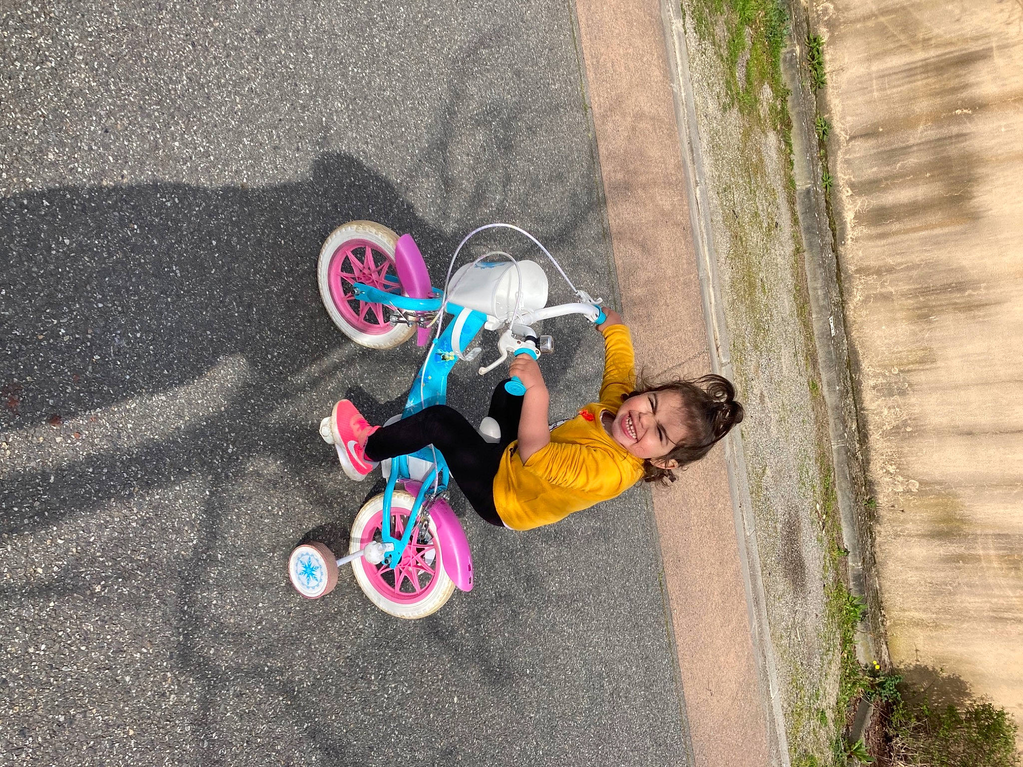 Carolina participe au concours pour gagner de l'argent avec cette photo : asphalt, bicycle_handlebar, bicycle_tire, bicycle_wheel, concrete, cycling, eyewear, grass, joy, leisure, outdoor_recreation, person, plant, recreation, road, road_surface, sidewalk, sports, street_stunts, tire