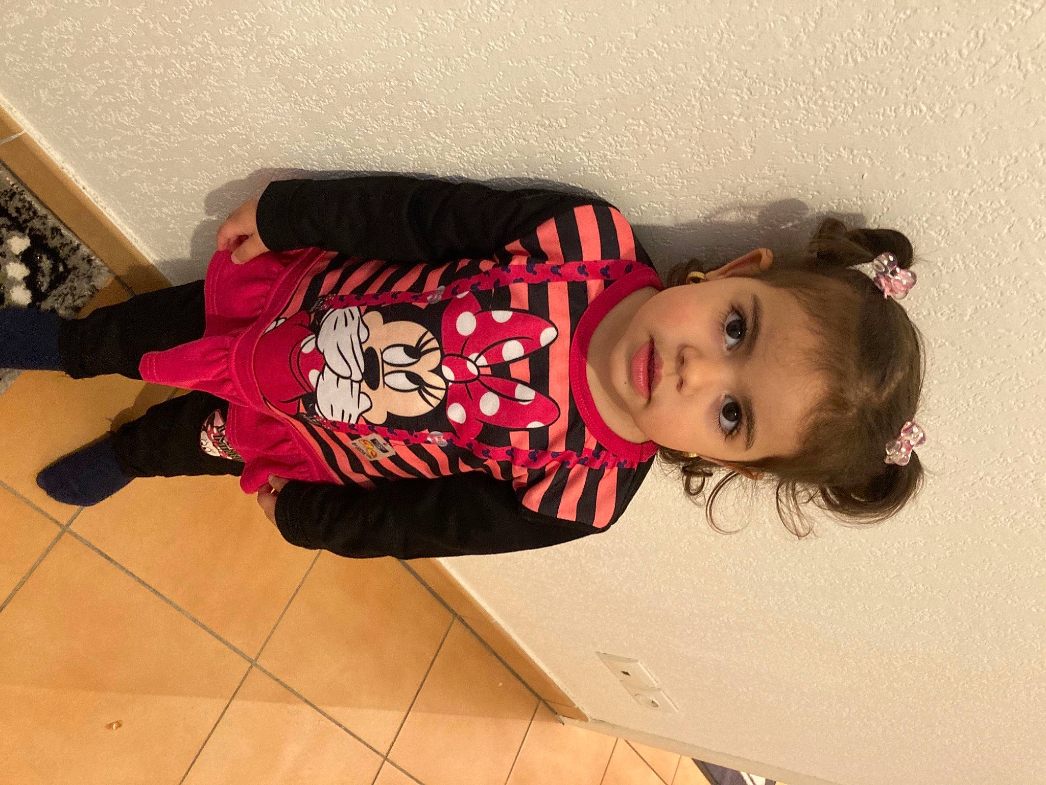 Carolina participe au concours pour gagner de l'argent avec cette photo : baby, baby_toddler_clothing, cheek, child, flooring, fun, happy, hardwood, magenta, mammal, pattern, person, pink, sitting, sleeve, thigh, toddler, wood