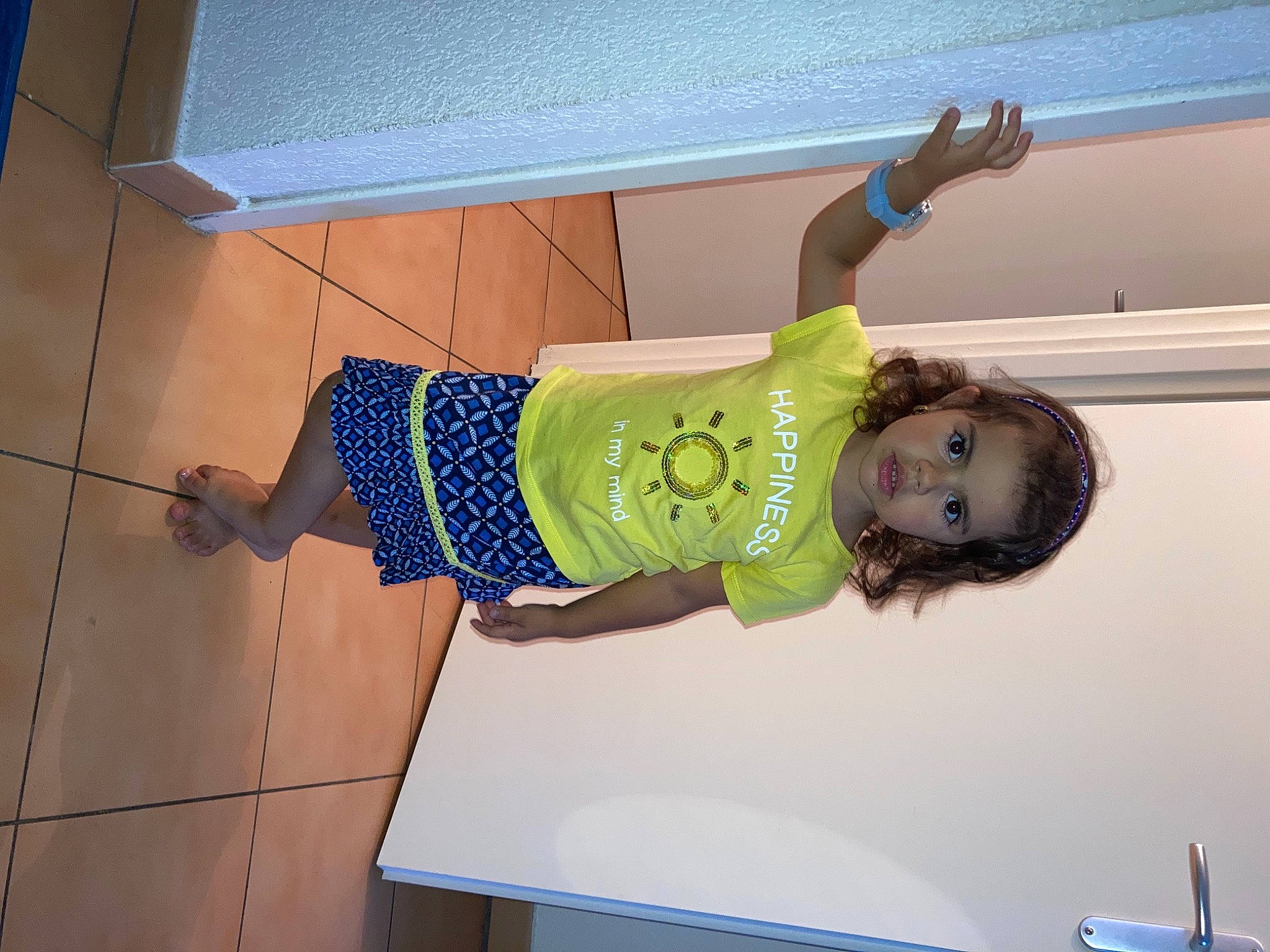 Carolina a rejoint le concours — aidez-le/la à gagner de superbes lots ! baby, baby_toddler_clothing, balance, blue, child, cleanliness, electric_blue, flooring, fun, happy, human_leg, knee, leisure, person, sandal, sleeve, smile, t_shirt, thigh, toddler