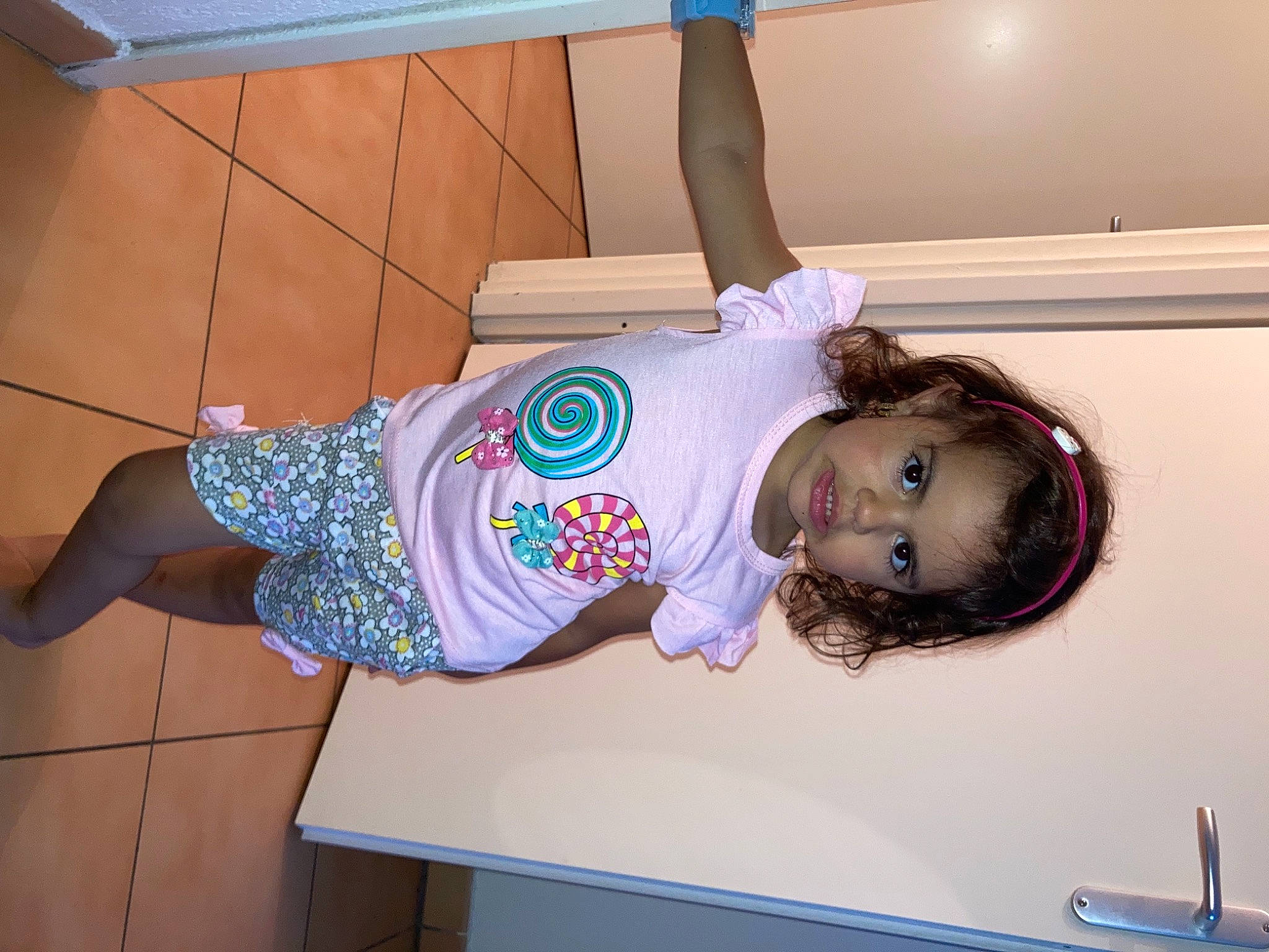 Carolina participe au concours pour gagner de l'argent avec cette photo : baby_toddler_clothing, child, comfort, elbow, flooring, fun, happy, human_leg, joint, knee, leisure, person, room, shoulder, sleeve, t_shirt, thigh, toddler, wrist