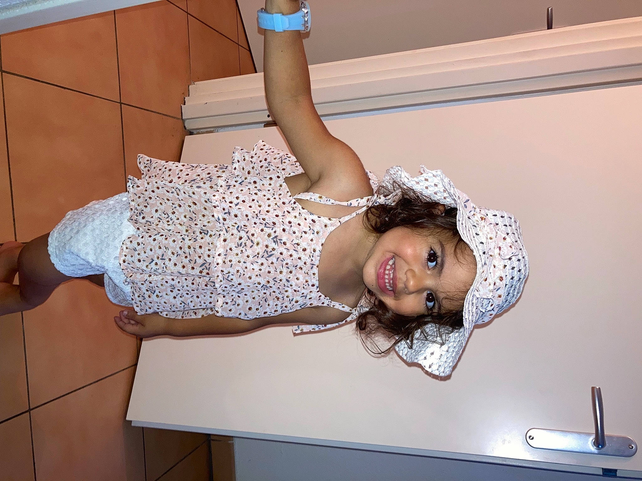 Carolina participe au concours pour gagner de l'argent avec cette photo : art_model, blond, chest, comfort, elbow, eyelash, fashion_design, flash_photography, flooring, happy, headwear, human_leg, joint, joy, knee, leg, long_hair, person, room, shoulder