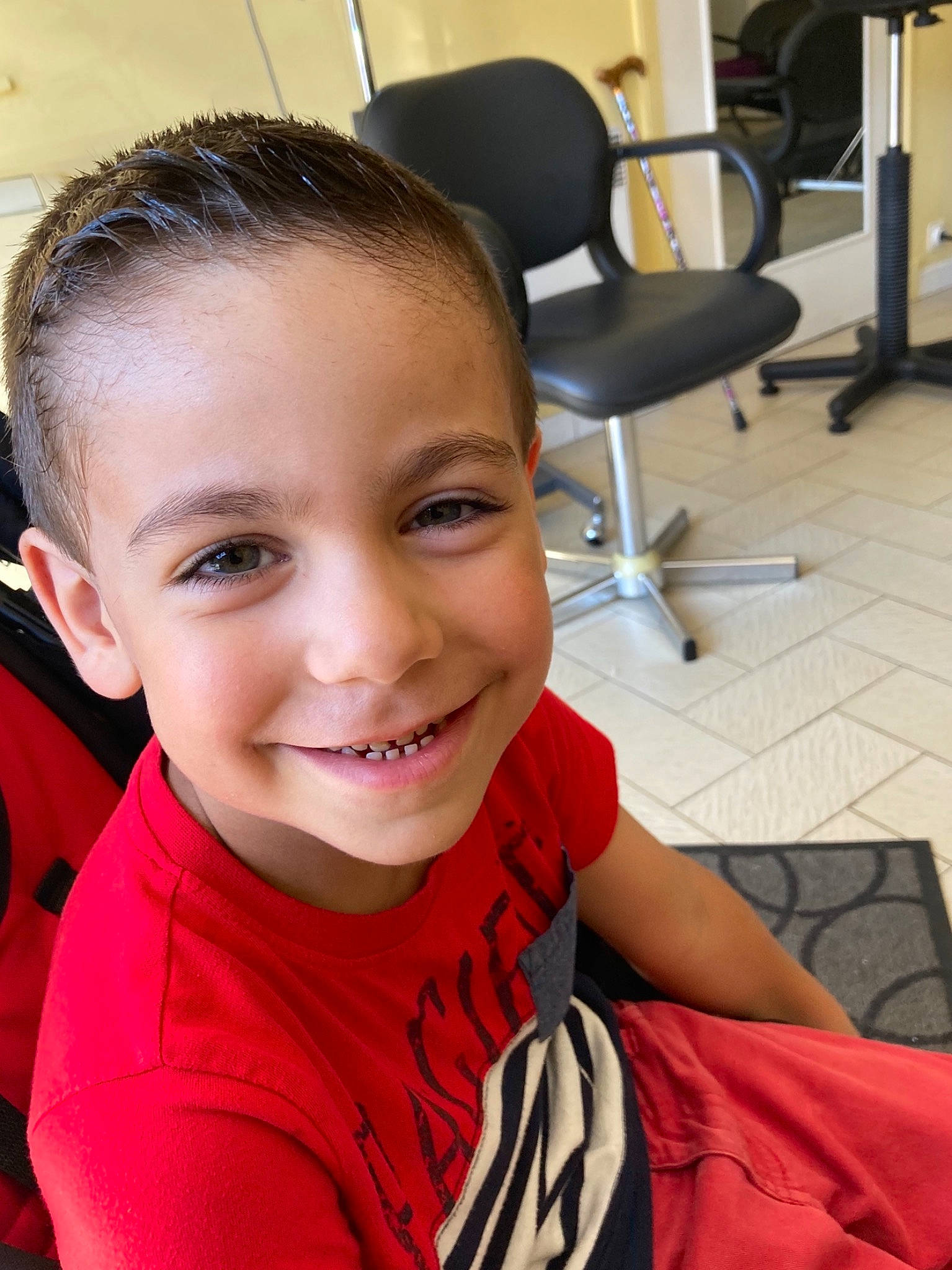 Santiago a rejoint le concours — aidez-le/la à gagner de superbes lots ! chair, cheek, chin, ear, eyebrow, eyelash, flooring, forehead, fun, hairstyle, happy, head, jaw, joy, lip, mouth, neck, nose, person, skin