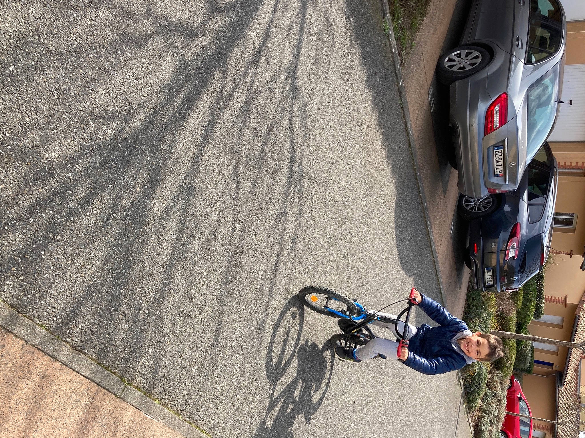 Santiago a rejoint le concours — aidez-le/la à gagner de superbes lots ! asphalt, automotive_design, automotive_lighting, automotive_tire, automotive_wheel_system, bicycle_fork, bicycle_handlebar, bicycle_tire, bicycle_wheel, bicycles_equipment_and_supplies, car, cycling, fender, joy, land_vehicle, mode_of_transport, motor_vehicle, person, recreation, tire