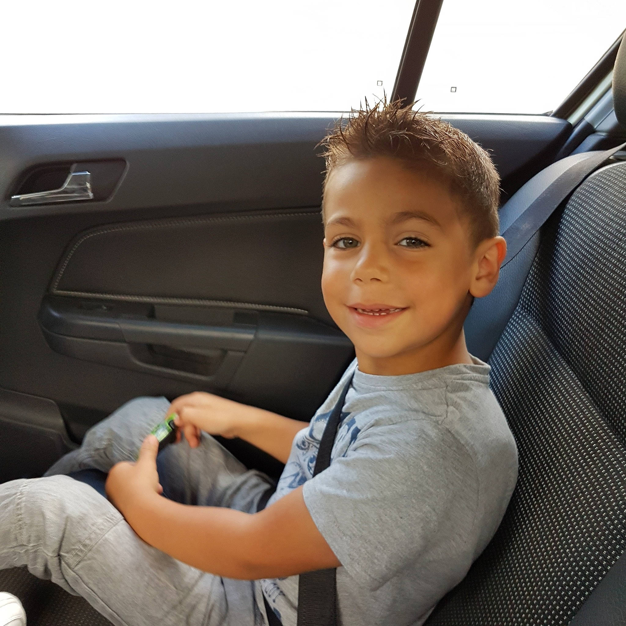 Santiago a rejoint le concours — aidez-le/la à gagner de superbes lots ! auto_part, car, car_seat, car_seat_cover, child, driving, family_car, finger, hand, joy, metal, person, seat_belt, steering_wheel, toddler, vehicle, vehicle_door