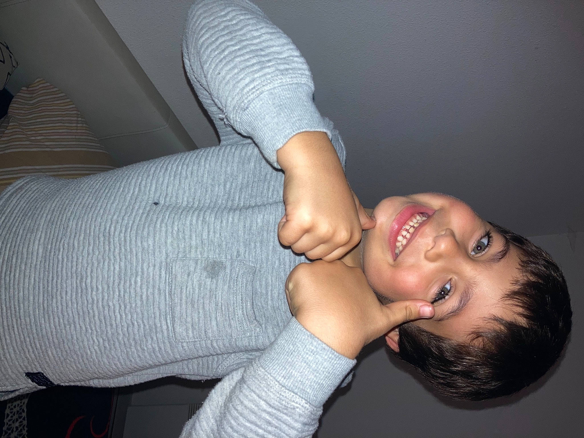 Santiago a rejoint le concours — aidez-le/la à gagner de superbes lots ! arm, chest, comfort, elbow, eyebrow, finger, flash_photography, gesture, hand, happy, head, human_body, joint, joy, lip, mouth, neck, nose, person, shoulder