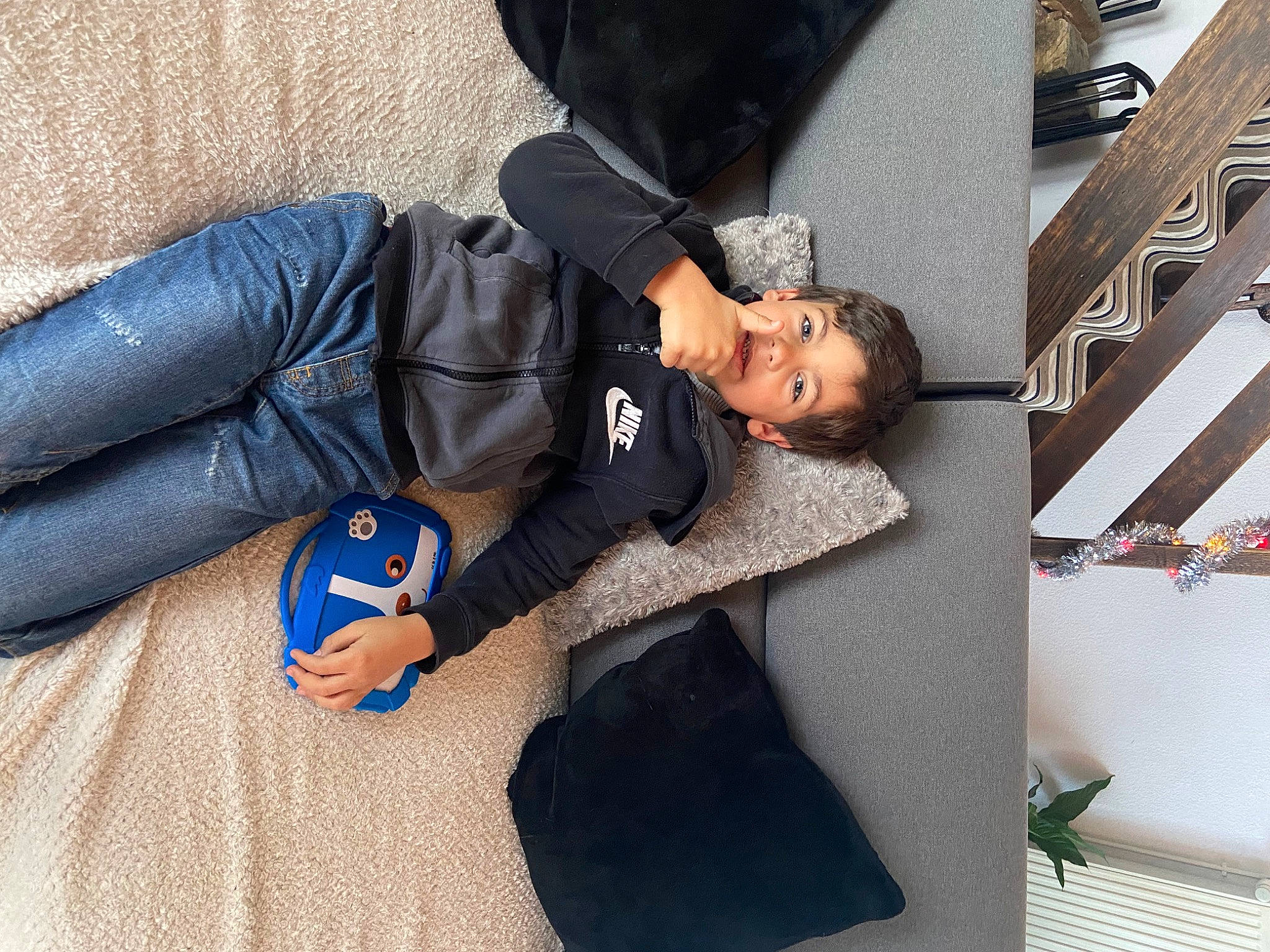 Santiago a rejoint le concours — aidez-le/la à gagner de superbes lots ! bag, black_hair, comfort, denim, elbow, fashion_accessory, human_leg, joint, knee, luggage_and_bags, nap, person, room, sitting, sleeve, sportswear, street_fashion, t_shirt, textile, thigh