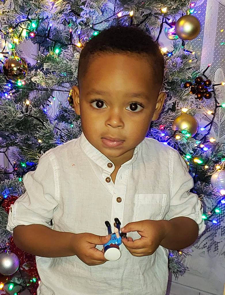 Lenny a rejoint le concours — aidez-le/la à gagner de superbes lots ! baby, baby_toddler_clothing, blue, christmas, christmas_decoration, christmas_eve, christmas_lights, christmas_ornament, christmas_tree, conifer, event, finger, fir, hand, holiday, holiday_ornament, interior_design, ornament, person, pine_family