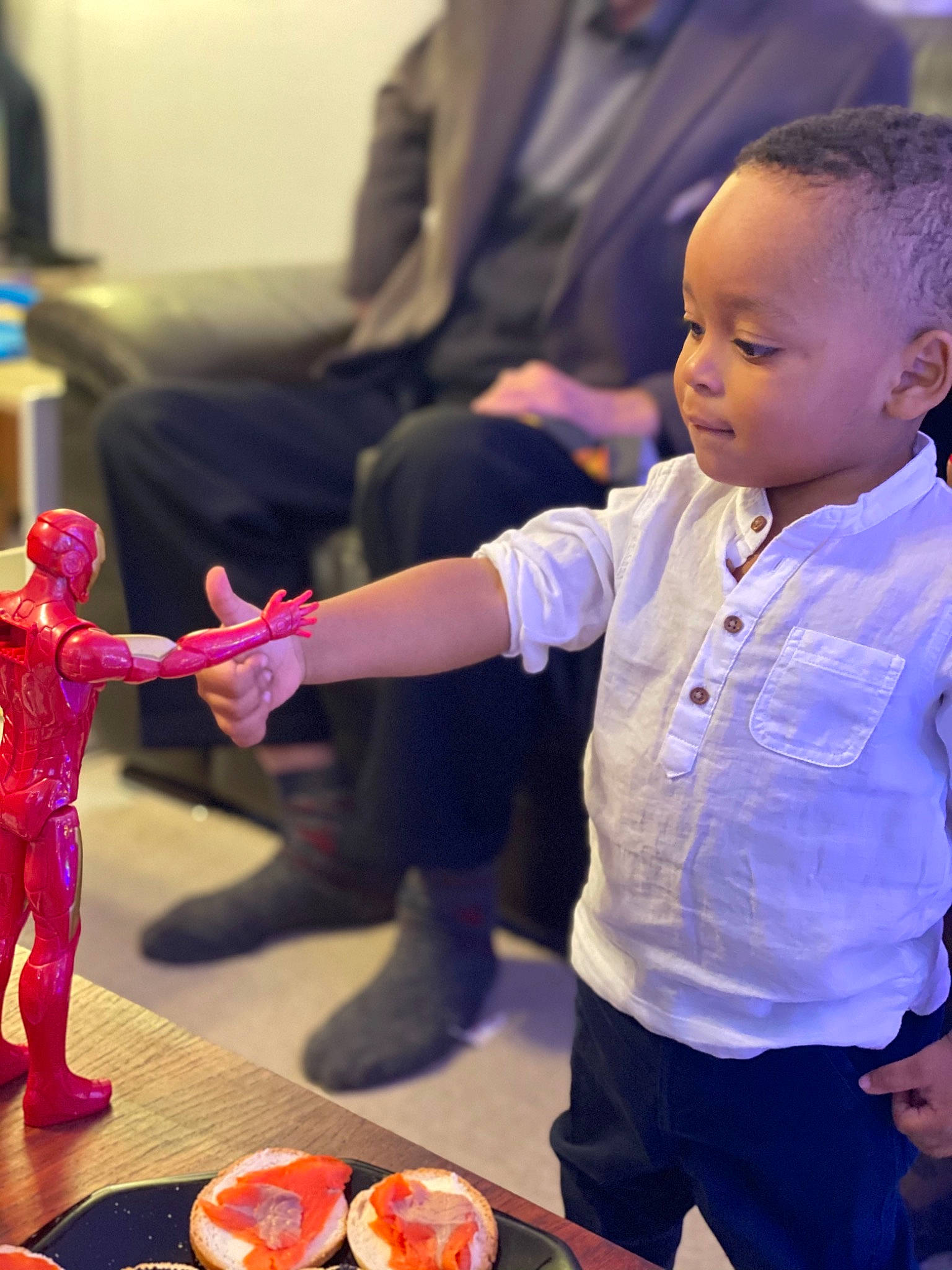 Lenny participe au concours pour gagner de l'argent avec cette photo : action_figure, baby, baby_toddler_clothing, fictional_character, figurine, human_body, meal, person, plastic_arts, plate, platter, sculpture, sock, superhero, tableware, toy
