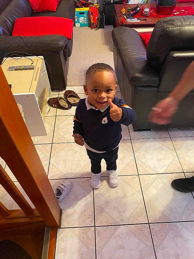 Lenny a rejoint le concours — aidez-le/la à gagner de superbes lots ! armrest, baby, baby_laughing, baby_toddler_clothing, child, couch, floor, flooring, joy, living_room, long_sleeved_t_shirt, person, sofa_bed, toddler