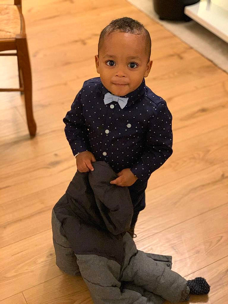 Lenny participe au concours pour gagner de l'argent avec cette photo : baby, baby_toddler_clothing, cheek, child, floor, flooring, hardwood, joint, laminate_flooring, mouth, person, sitting, skin, sleeve, sock, standing, toddler, varnish, wood, wood_flooring