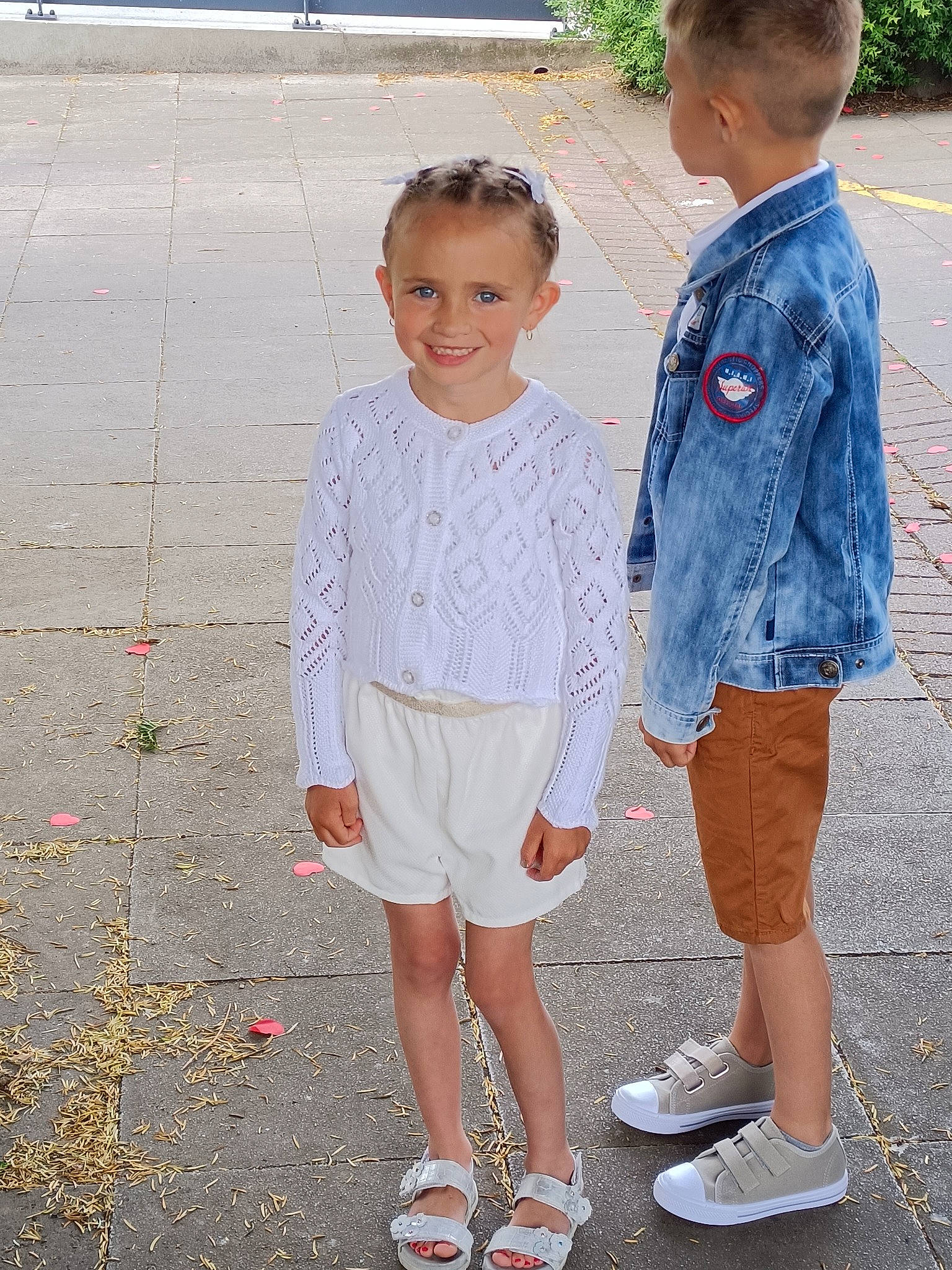 Maëva participe au concours pour gagner de l'argent avec cette photo : child, cool, denim, formal_wear, gesture, hairstyle, happy, head, joy, leg, person, plant, shoe, shoulder, sleeve, standing, street_fashion, style, t_shirt, textile