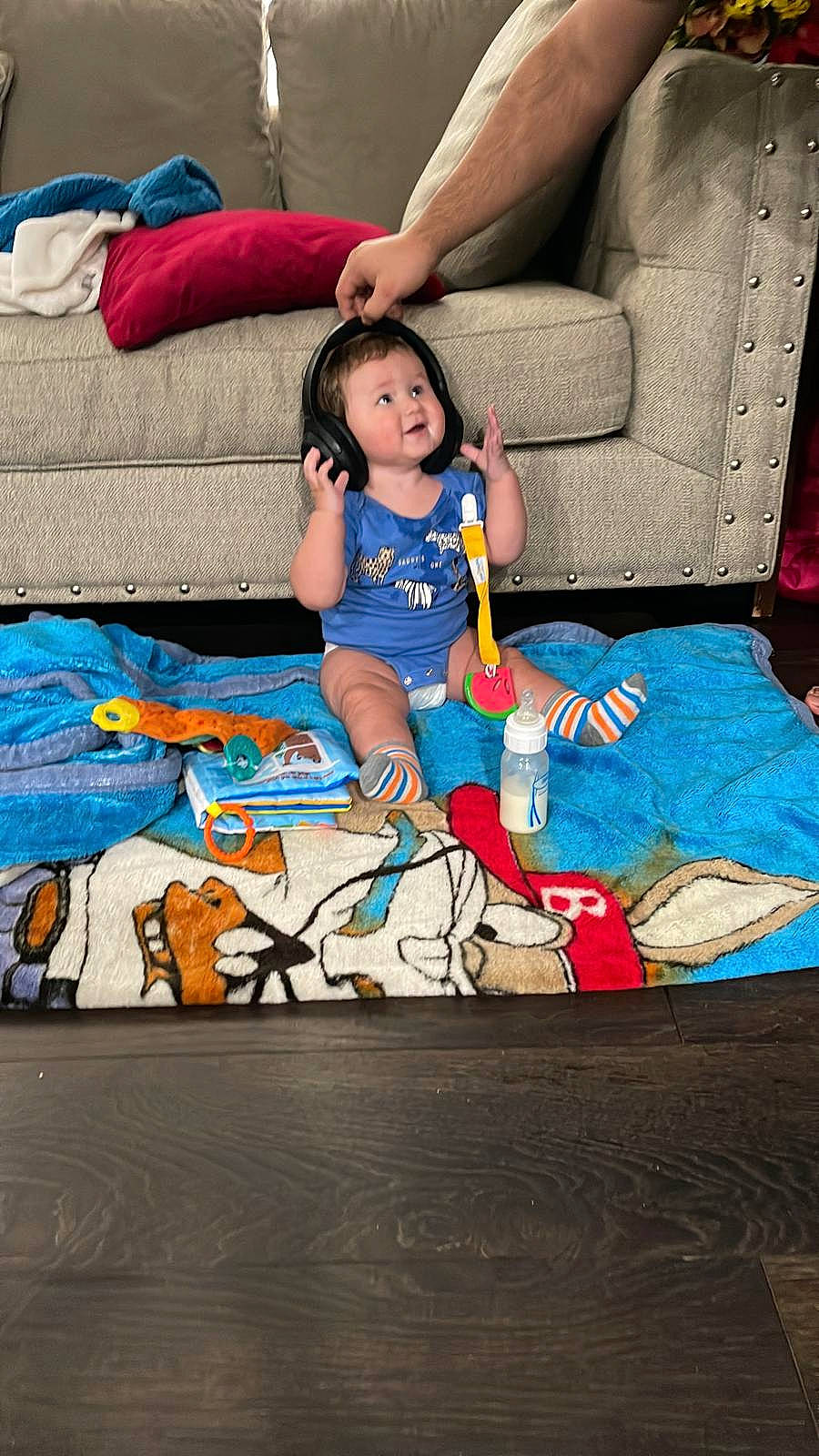 Elias is registered to the contest to win money with this photo: child, comfort, couch, electric_blue, flooring, fun, furniture, happy, human_leg, leisure, linens, person, pillow, play, room, sitting, t_shirt, textile, thigh, throw_pillow