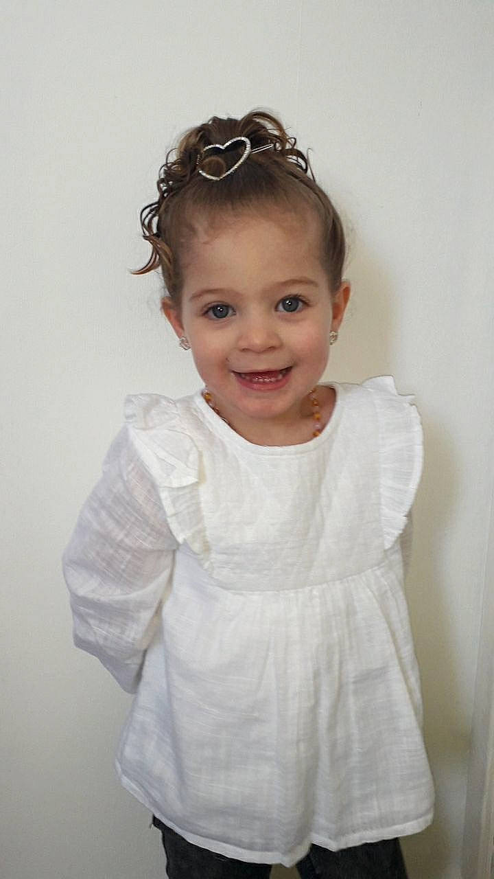 Giulia participe au concours pour gagner de l'argent avec cette photo : arm, baby_toddler_clothing, dress, dress_shirt, embellishment, face, flash_photography, goggles, hair, hairstyle, hand, happy, head, human_body, iris, joy, lip, neck, one_piece_garment, person