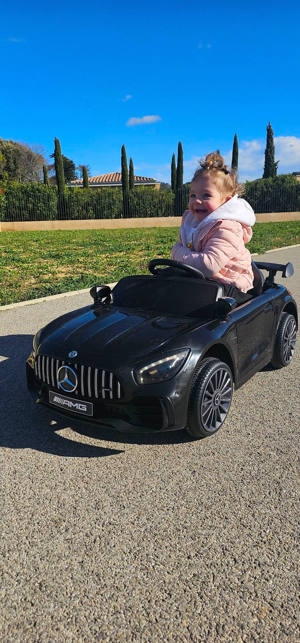 Giulia a rejoint le concours — aidez-le/la à gagner de superbes lots ! alloy_wheel, automotive_design, automotive_exterior, automotive_lighting, automotive_tire, bumper, car, fender, grass, grille, hood, joy, motor_vehicle, person, personal_luxury_car, plant, rim, sky, tire, tree