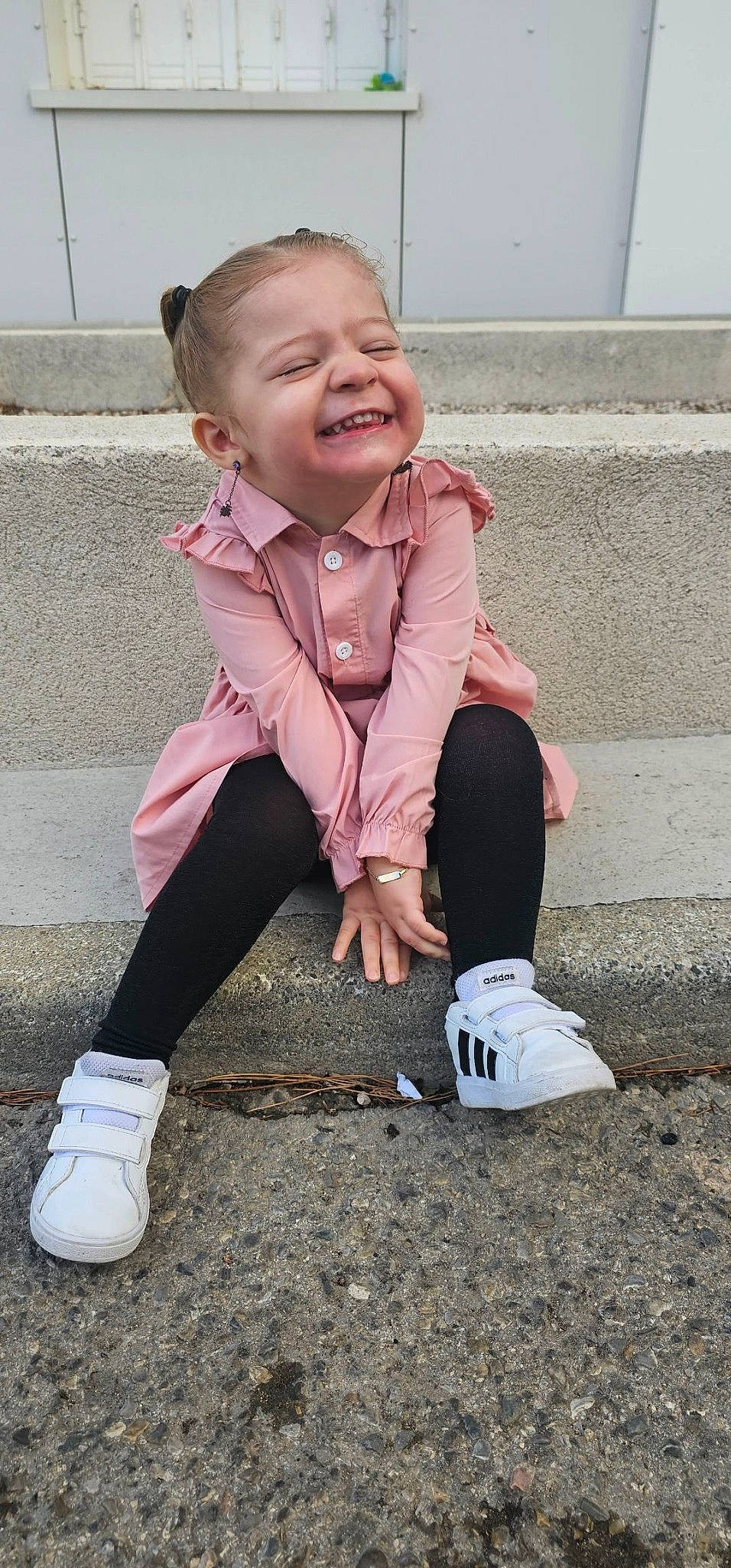 Giulia participe au concours pour gagner de l'argent avec cette photo : asphalt, baby_toddler_clothing, blazer, blond, child, dress_shirt, footwear, formal_wear, grass, happy, joy, knee, leg, person, pink, shoe, sleeve, smile, sneakers, sock