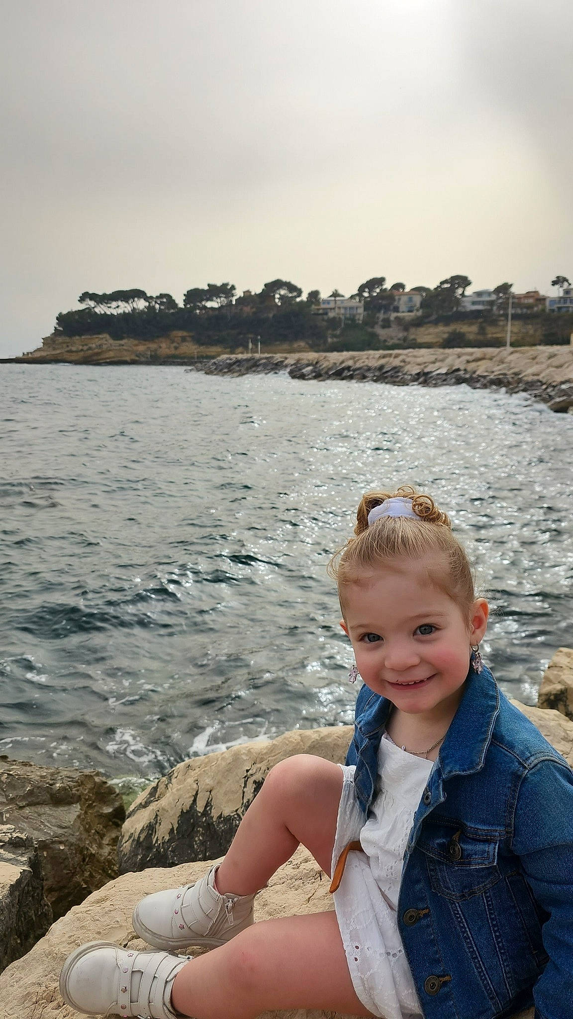 Giulia a rejoint le concours — aidez-le/la à gagner de superbes lots ! beach, coast, coastal_and_oceanic_landforms, flash_photography, fun, happy, horizon, joy, lake, leisure, ocean, people_in_nature, person, rock, shore, sky, smile, summer, travel, water