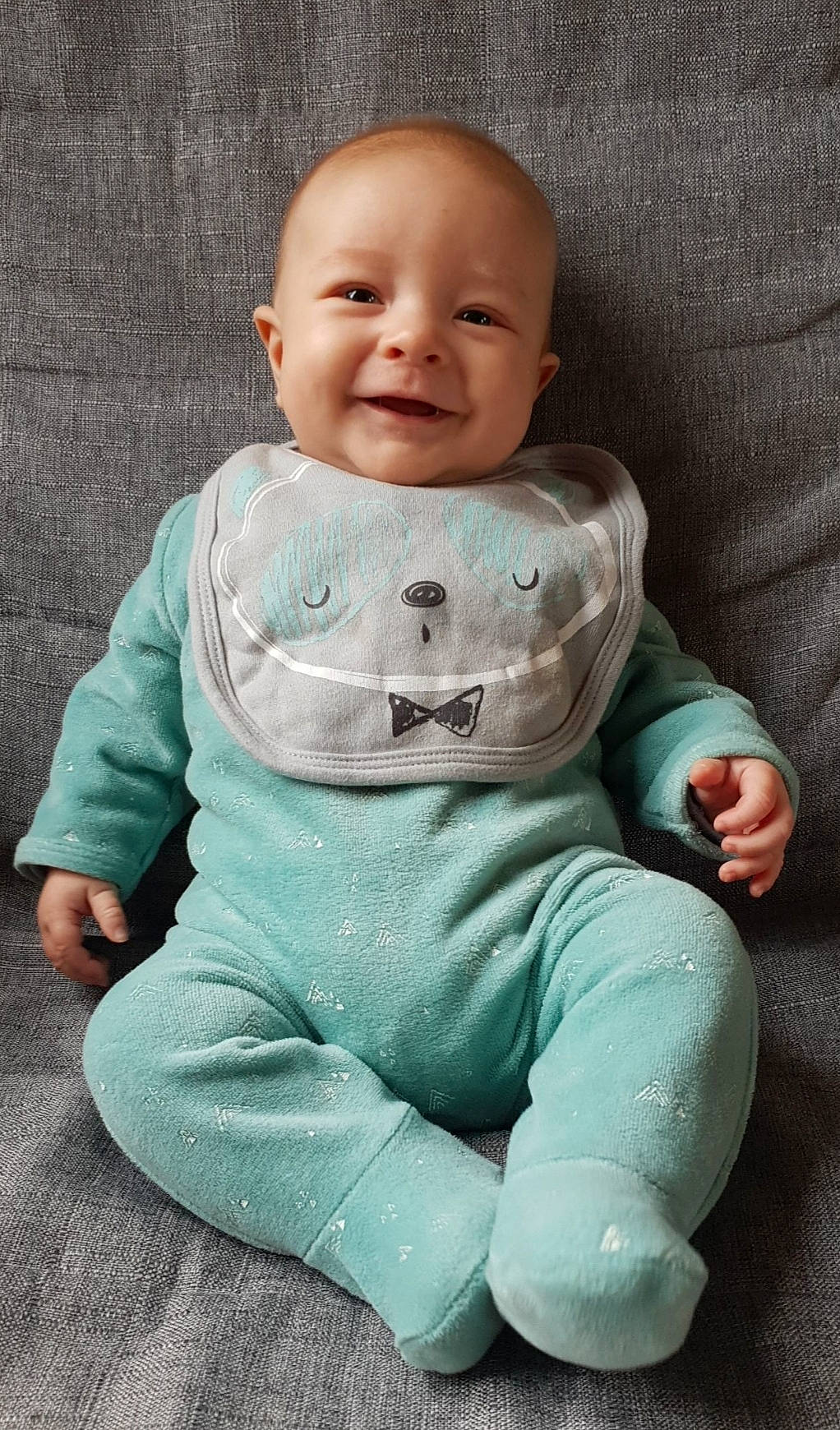 Gabriel participe au concours pour gagner de l'argent avec cette photo : baby, baby_products, baby_toddler_clothing, cheek, child, comfort, joint, joy, laugh, long_sleeved_t_shirt, person, sitting, skin, sleeve, toddler