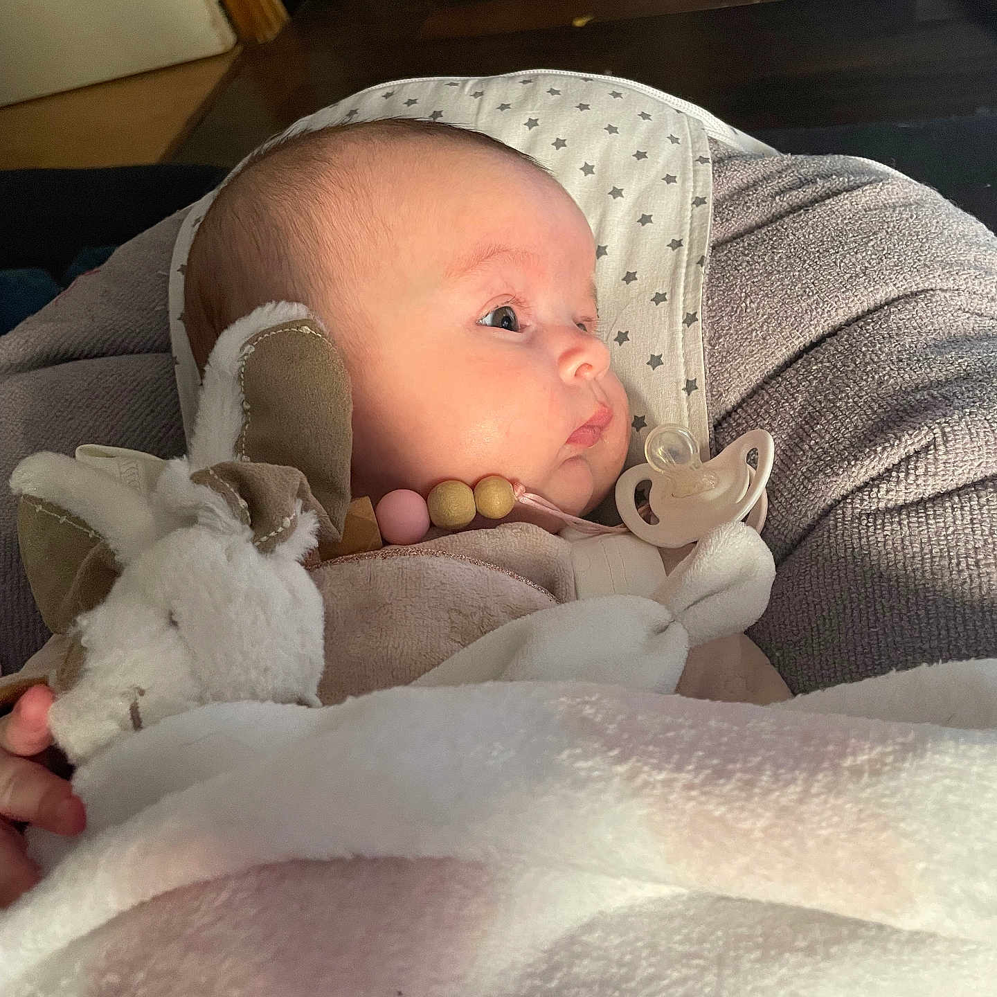 Aelys a rejoint le concours — aidez-le/la à gagner de superbes lots ! baby, blanket, bonnet, clothing, crib, face, furniture, hat, head, hood, infantbed, knitwear, newborn, person, photography, portrait, quilt, sleeping, sweater, towel