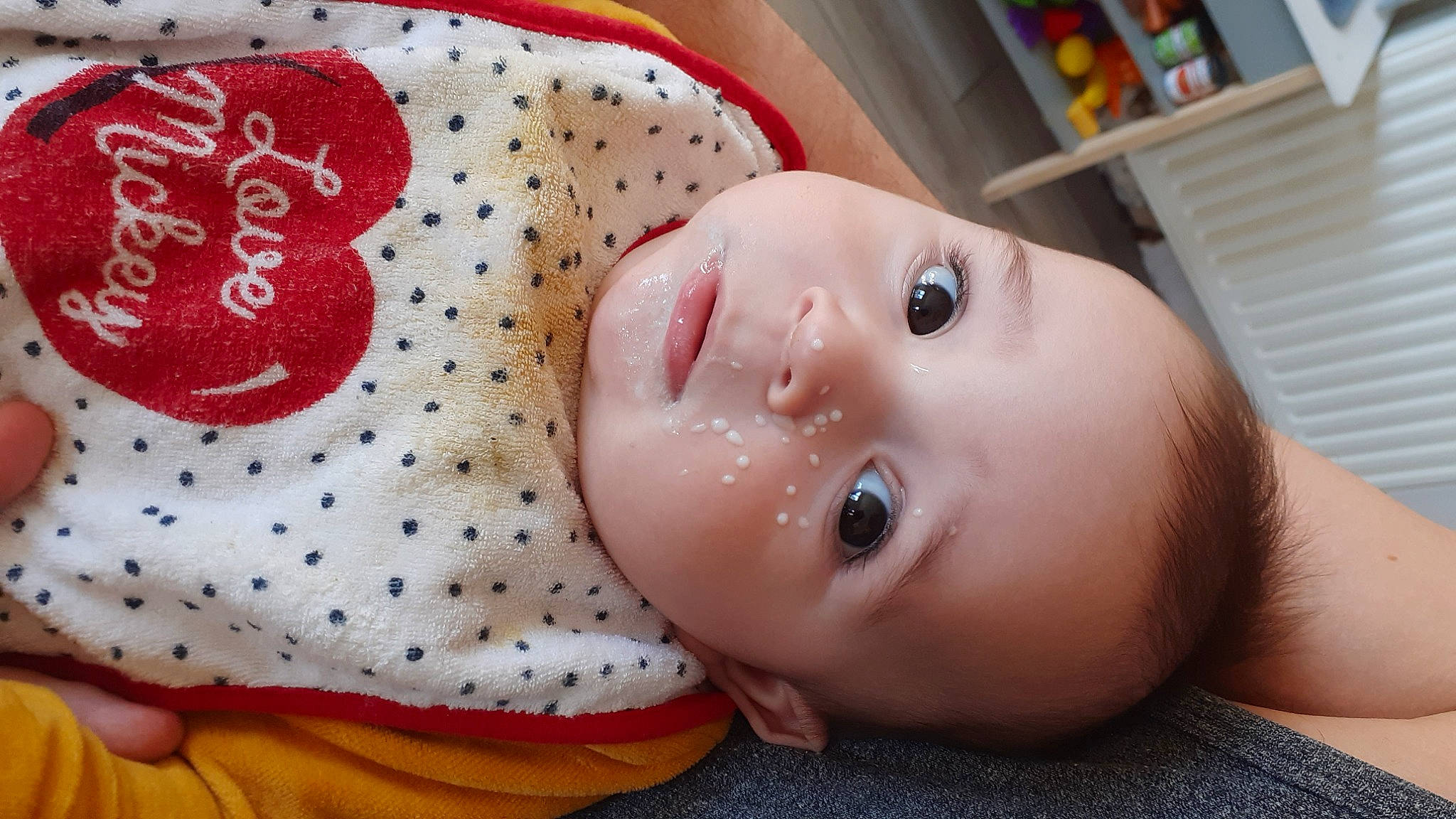 Hector a rejoint le concours — aidez-le/la à gagner de superbes lots ! baby, baby_products, baby_toddler_clothing, cheek, child, chin, eyelash, face, facial_expression, forehead, headgear, iris, lip, mammal, mouth, nose, person, skin, textile, toddler