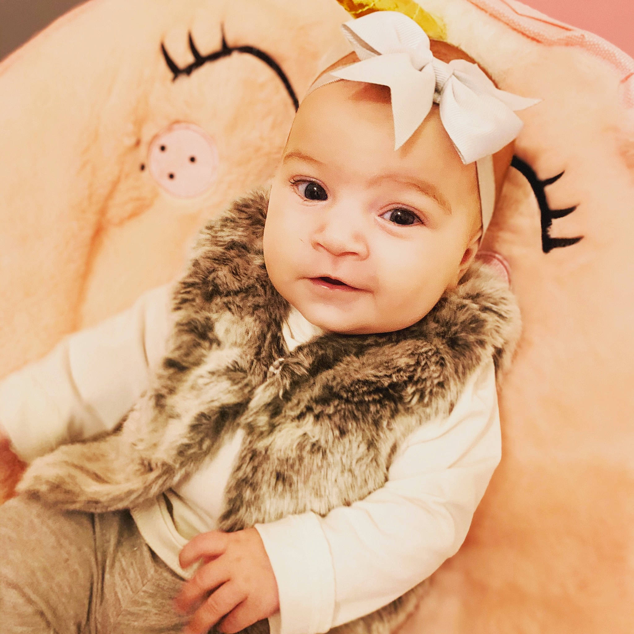 Noëlia participe au concours pour gagner de l'argent avec cette photo : baby, baby_laughing, child, child_model, costume, ear, fashion_accessory, fur, hair_accessory, happy, headgear, headpiece, headwear, outerwear, person, skin, sleeve, toddler