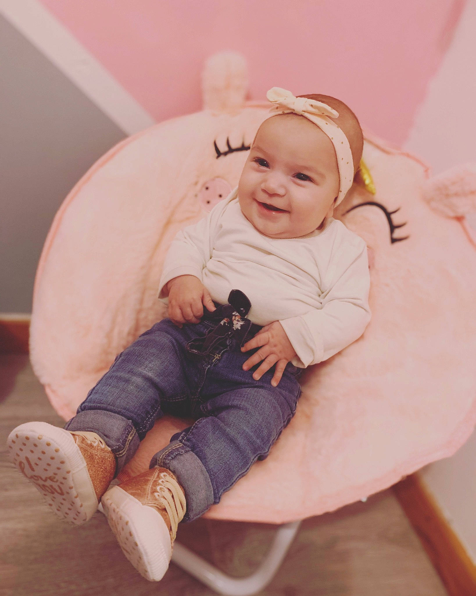 Noëlia a rejoint le concours — aidez-le/la à gagner de superbes lots ! baby, baby_sleeping, cheek, child, comfort, ear, happy, headwear, joy, person, pink, product, skin, smile, toddler