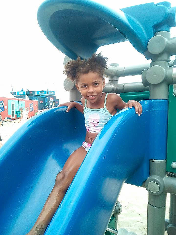 Khady participe au concours pour gagner de l'argent avec cette photo : amusement_park, blue, child, cool, fun, girl, inflatable, joy, leisure, person, play, playground_slide, recreation, smile, summer, swimming_pool, toddler, vacation, water, water_park